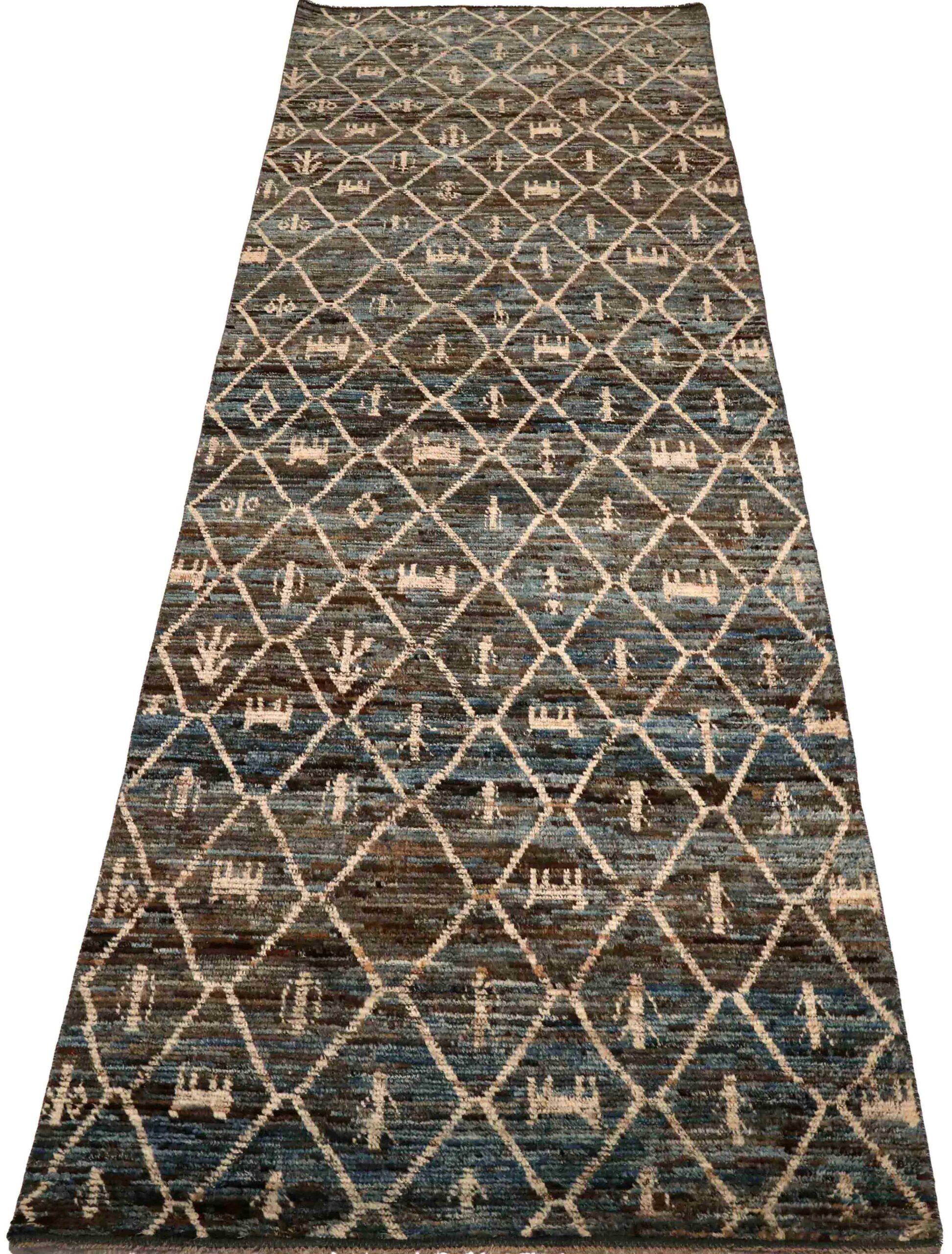Descubre la elegancia de la alfombra de corredor marroquí Afganistán de Circa 1990. Diseñado con lana y BlueBrown, este diseño exclusivo es perfecto para realzar tu espacio.