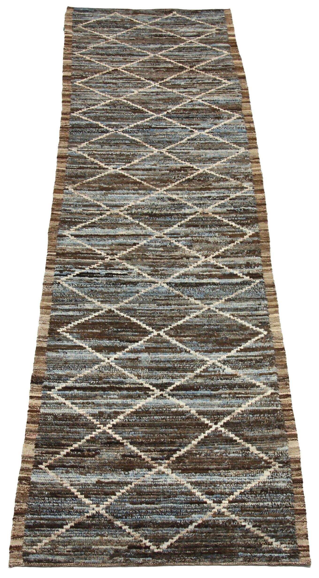 Entdecken Sie die Eleganz des marokkanischen Afghanistans mit dem Läufer von CIRCA 1990. Dieses exklusive Design aus Wolle und BlauBraunElfenbein ist perfekt, um Ihren Raum zu verschönern.