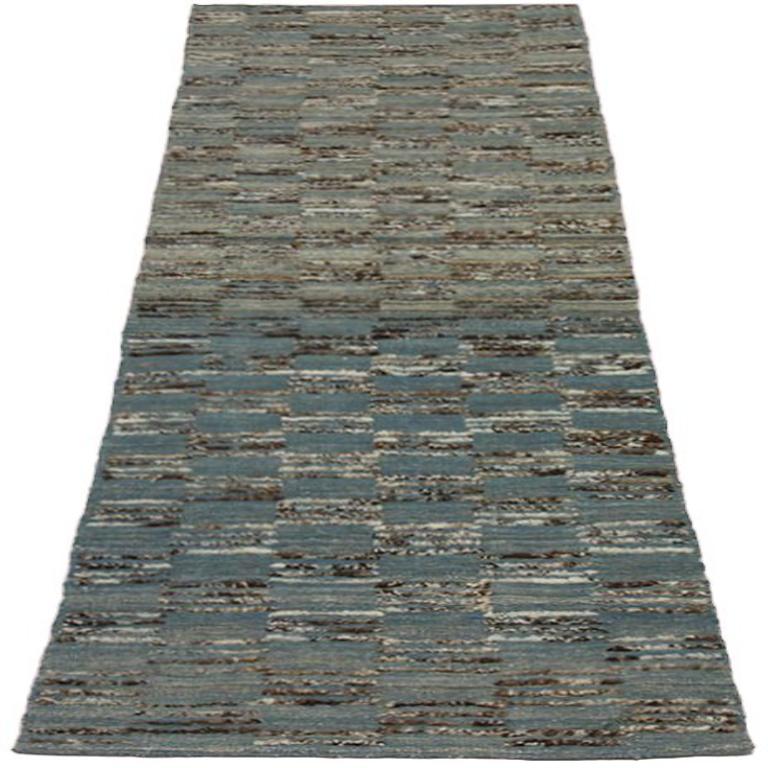Découvrez l'élégance du tapis d'Afghanistan à motifs marocains de Circa 1990. Conçu avec de la laine et du BlueBrownIvory, ce design exclusif est parfait pour mettre en valeur votre espace.