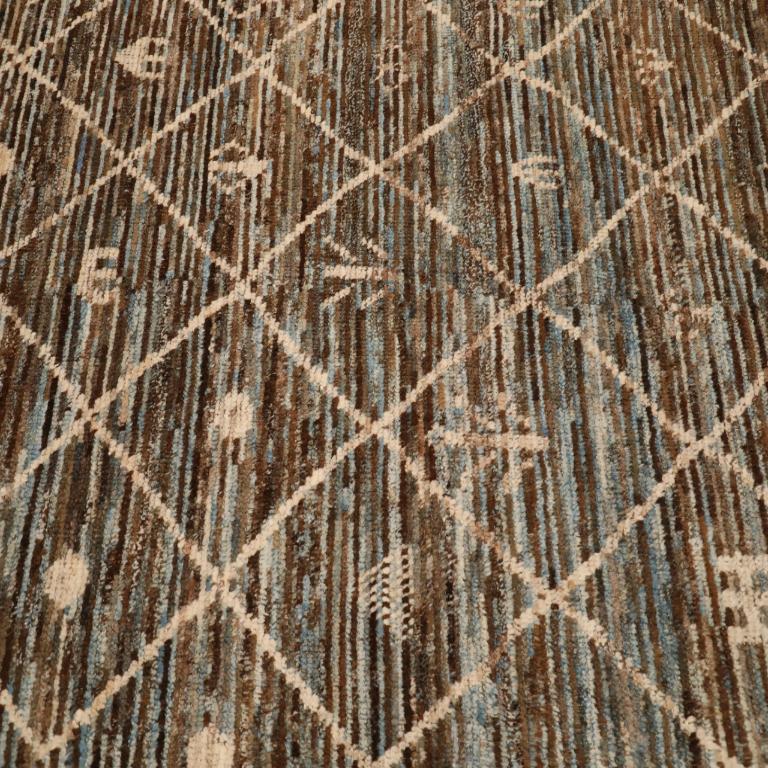 Scopri l'eleganza dell'Afghanistan Moroccan featuring Runner Rug di CIRCA 1990. Progettato con lana e blu-marrone-avorio, questo design esclusivo è perfetto per valorizzare il tuo spazio.