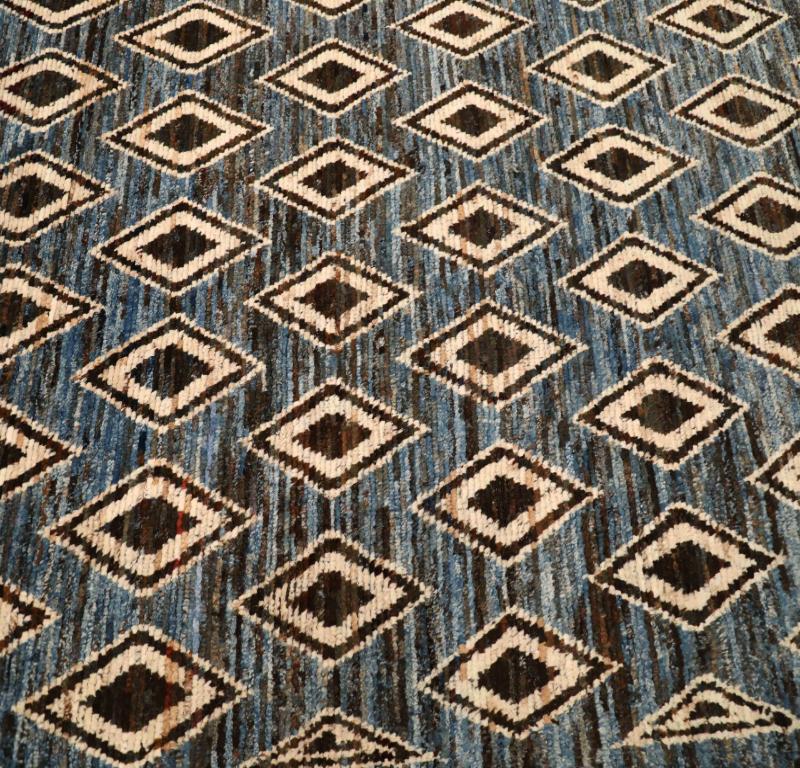 Scopri l'eleganza dell'Afghanistan Moroccan featuring Runner Rug di CIRCA 1990. Progettato con lana e blu-marrone-avorio, questo design esclusivo è perfetto per valorizzare il tuo spazio.