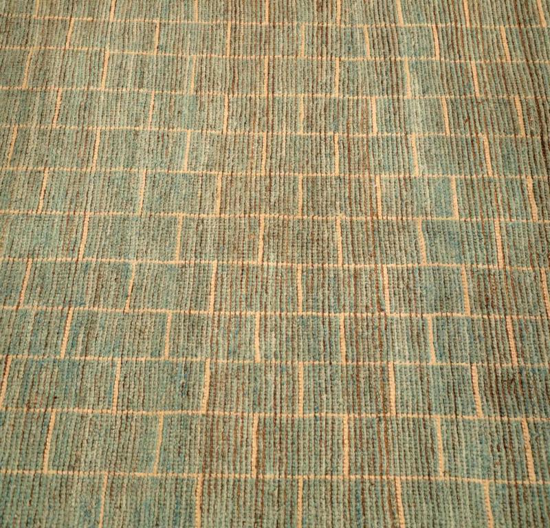 Découvrez l'élégance du tapis d'Afghanistan à motifs marocains de Circa 1990. Conçu avec de la Laine et du Bleu, ce design exclusif est parfait pour mettre en valeur votre espace.