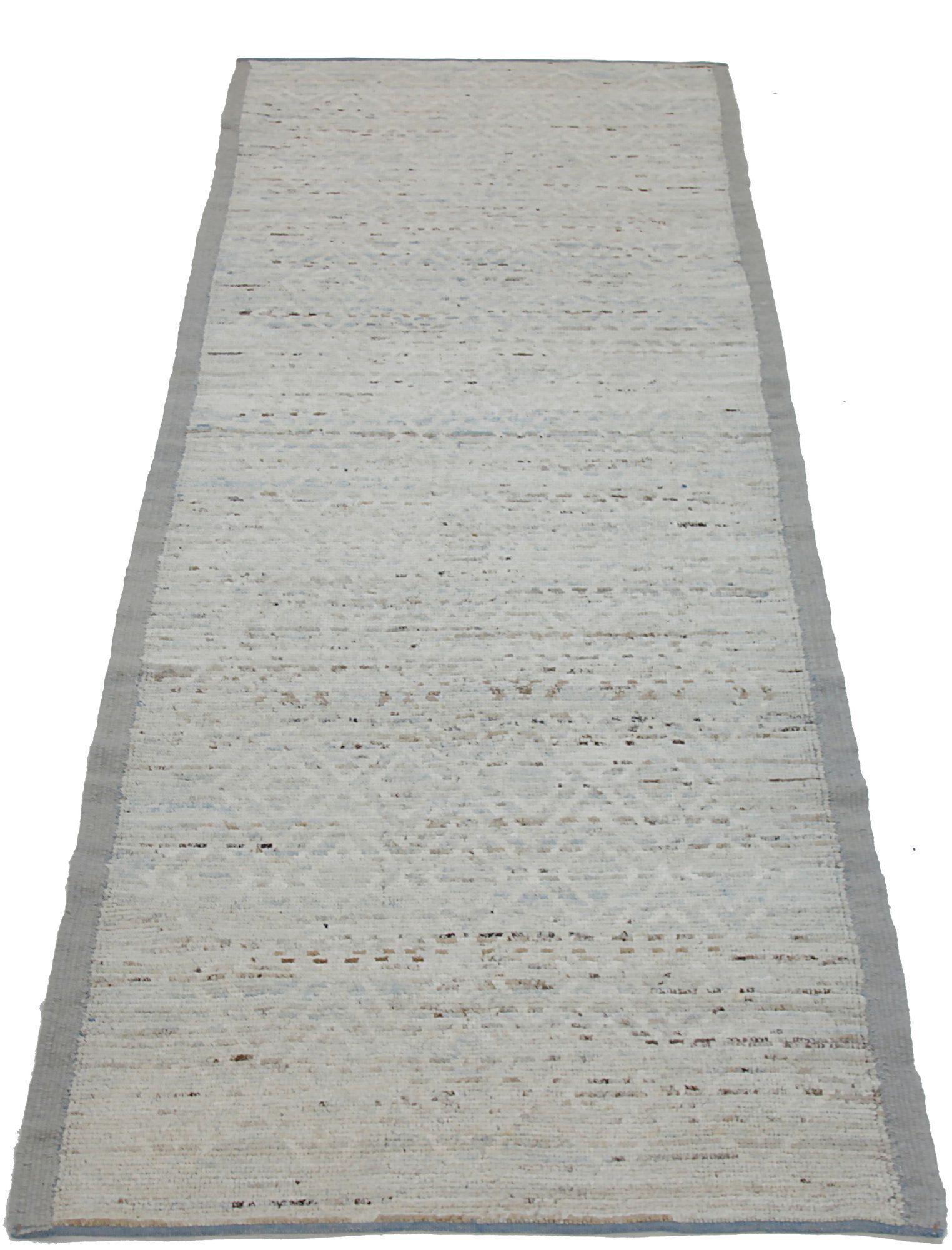 Scopri l'eleganza dell'Afghanistan Moroccan featuring Runner Rug di CIRCA 1990. Progettato con lana e blu-avorio, questo design esclusivo è perfetto per valorizzare il tuo spazio.