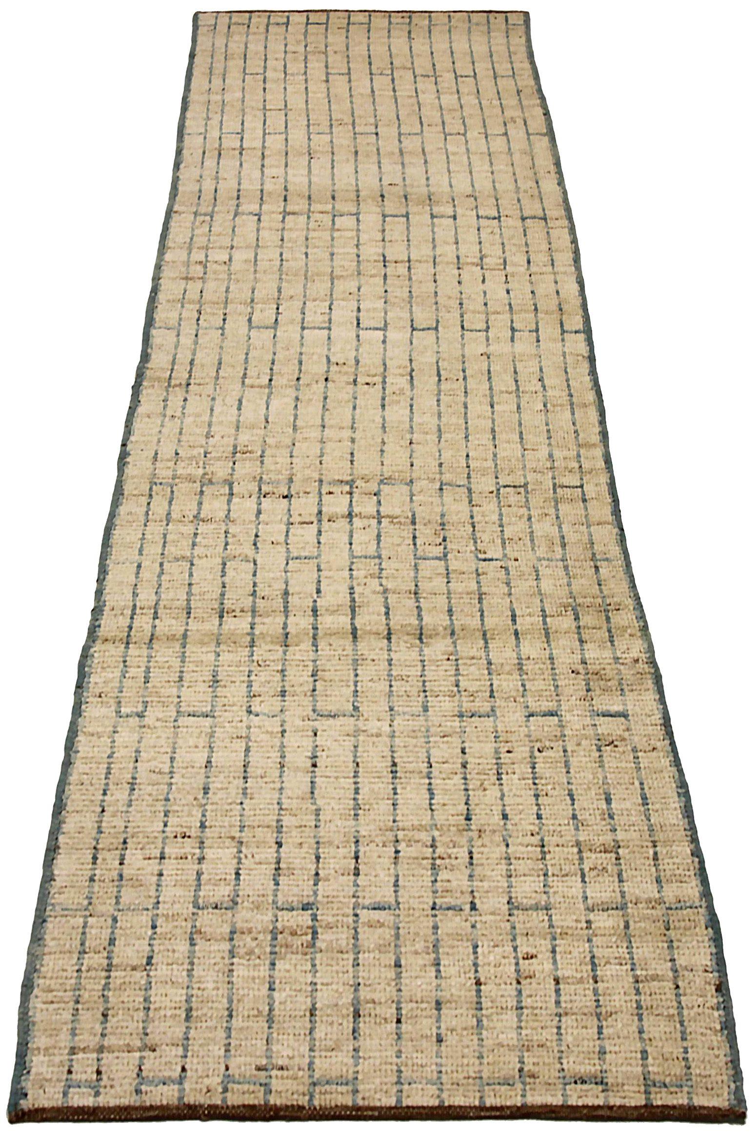 Découvrez l'élégance du tapis d'Afghanistan à motifs marocains de Circa 1990. Conçu avec de la laine et du Design/One, ce design exclusif est parfait pour mettre en valeur votre espace.