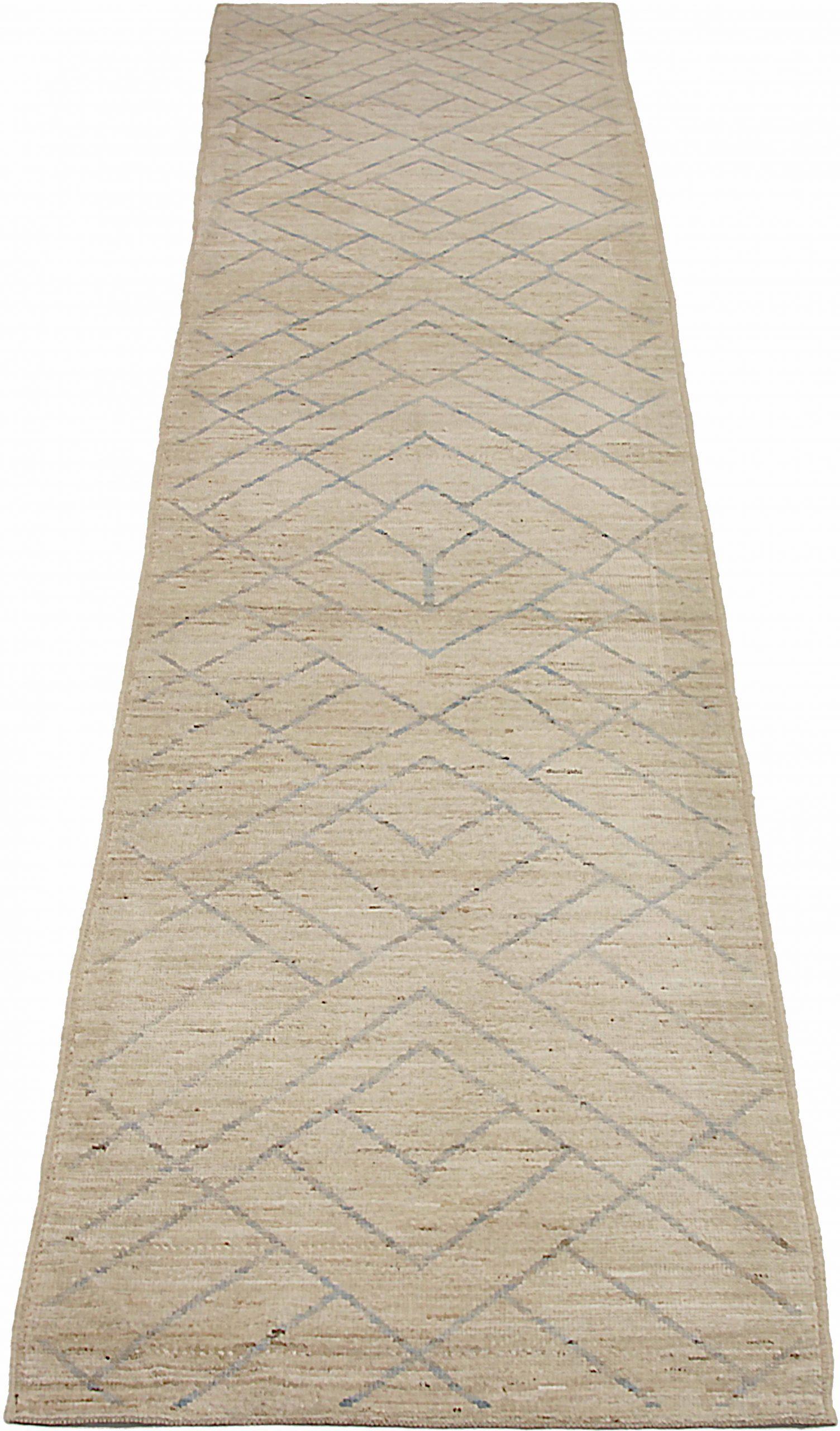 Découvrez l'élégance du tapis d'Afghanistan à motifs marocains de Circa 1990. Conçu avec de la laine et du Design/One, ce design exclusif est parfait pour mettre en valeur votre espace.