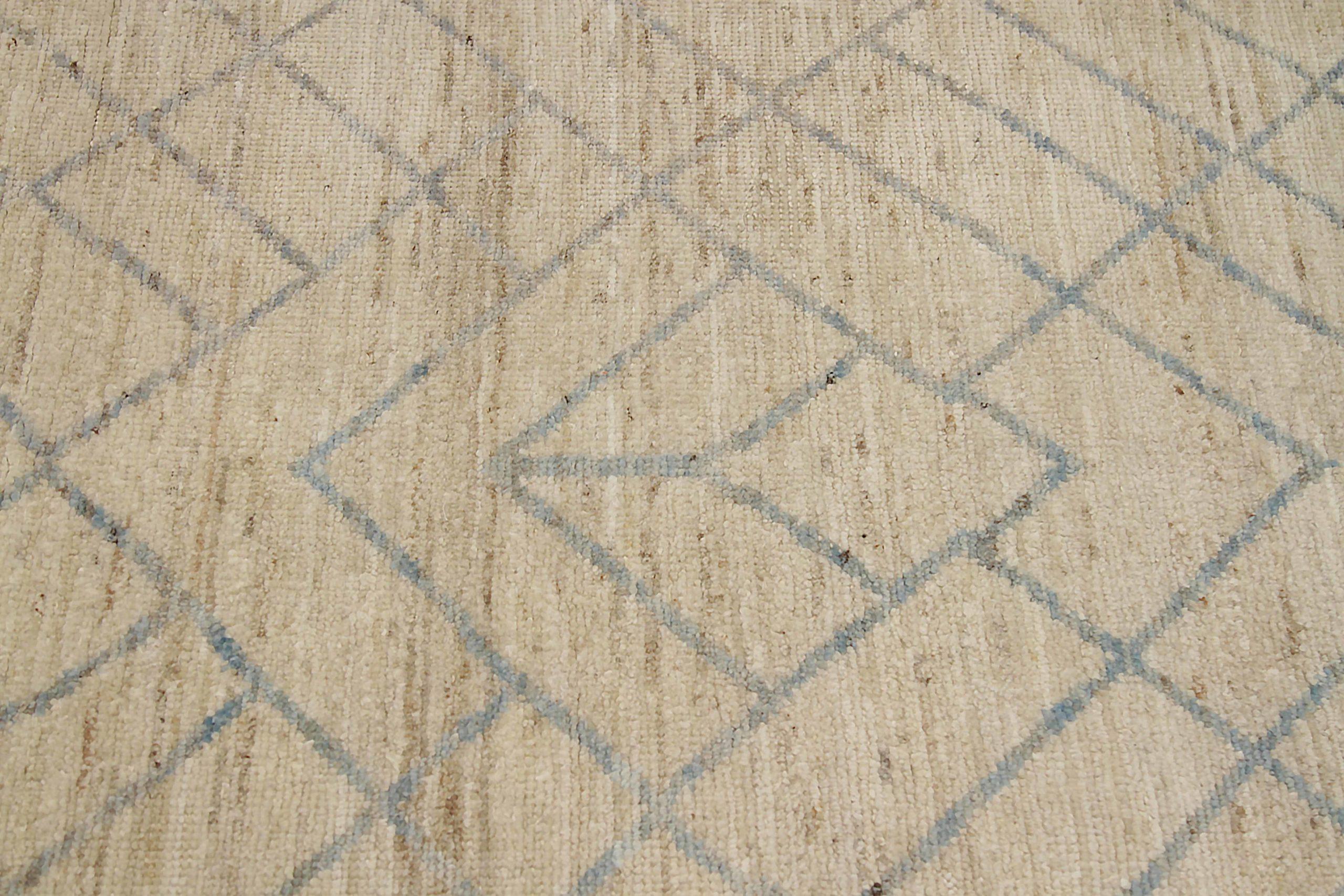 20ième siècle Tapis de course marocain d'Afghanistan, motif bleu ivoire en laine - 90524 en vente
