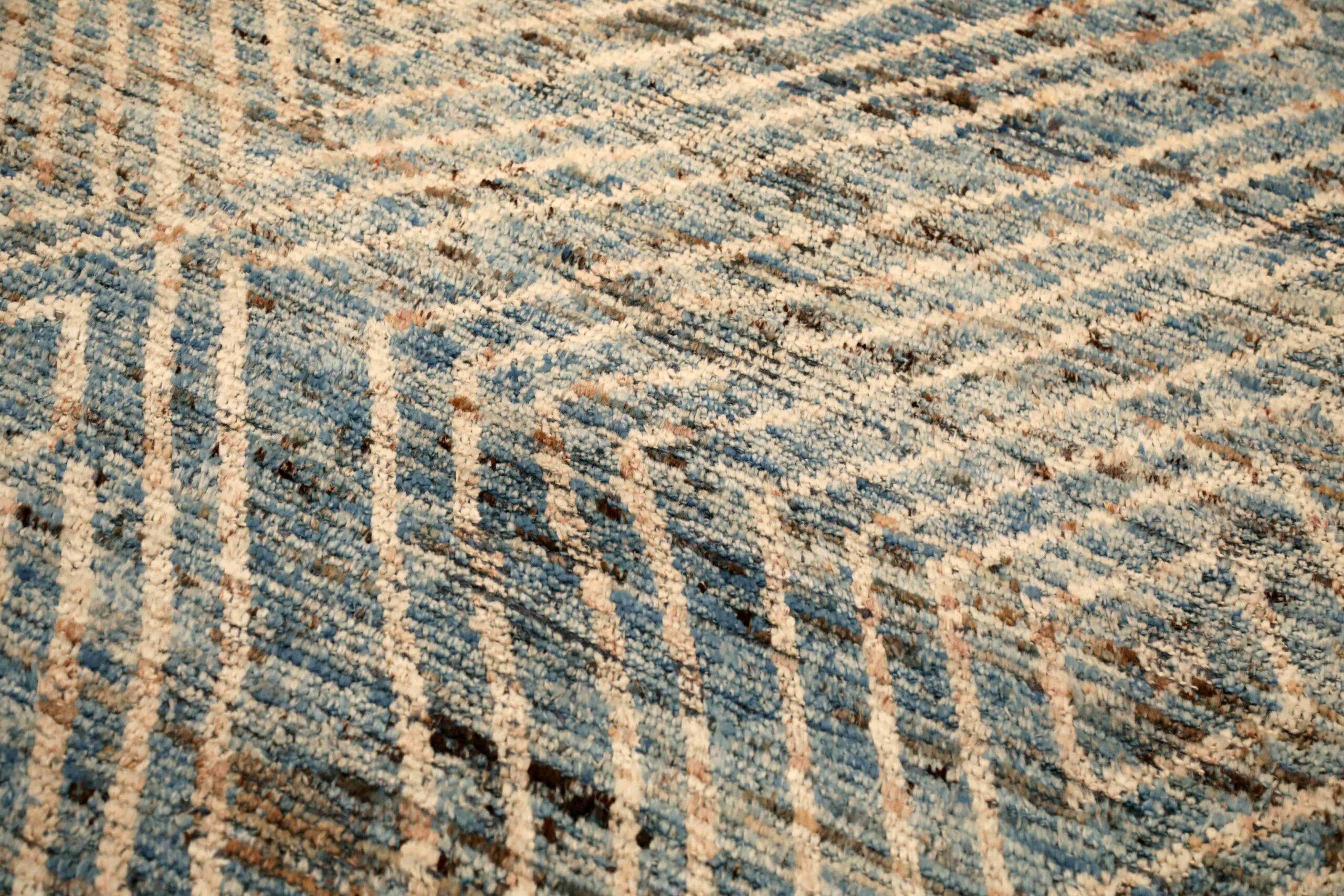 Descubre la elegancia de la alfombra de corredor marroquí Afganistán de Circa 1990. Diseñado con lana y azul marfil, este diseño exclusivo es perfecto para realzar tu espacio.