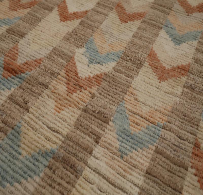 Entdecken Sie die Eleganz des marokkanischen Afghanistans mit dem Läufer von CIRCA 1990. Dieses exklusive Design aus Wolle und Blau-Elfenbein-Orange ist perfekt, um Ihren Raum zu verschönern.