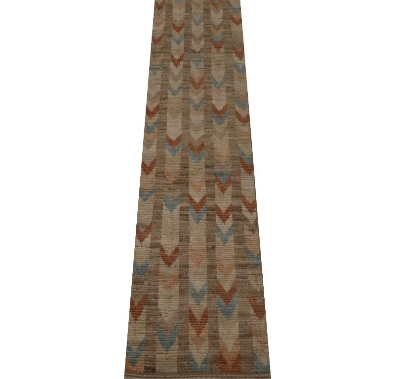 Scopri l'eleganza dell'Afghanistan Moroccan featuring Runner Rug di CIRCA 1990. Progettato con lana e blu-avorio-rosso, questo design esclusivo è perfetto per valorizzare il tuo spazio.
