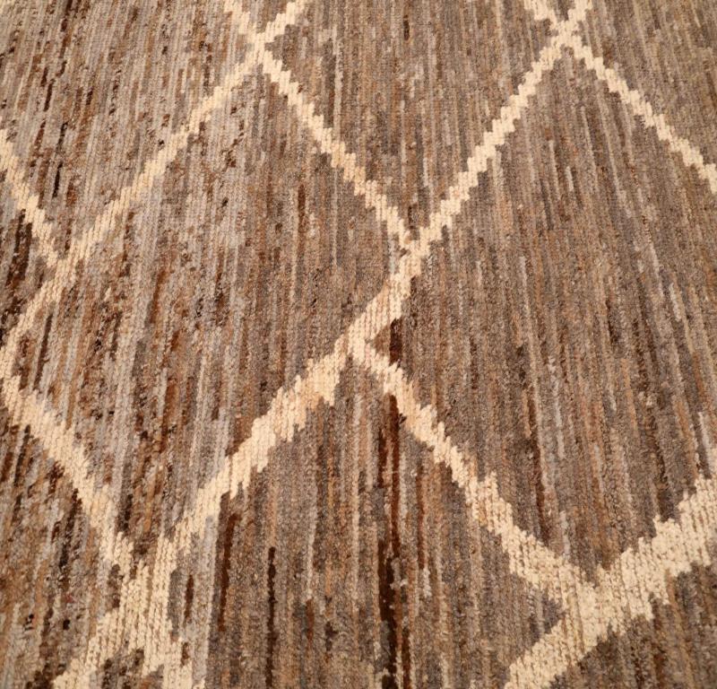 Scopri l'eleganza dell'Afghanistan Moroccan featuring Runner Rug di CIRCA 1990. Progettato in lana e marrone, questo design esclusivo è perfetto per valorizzare il tuo spazio.