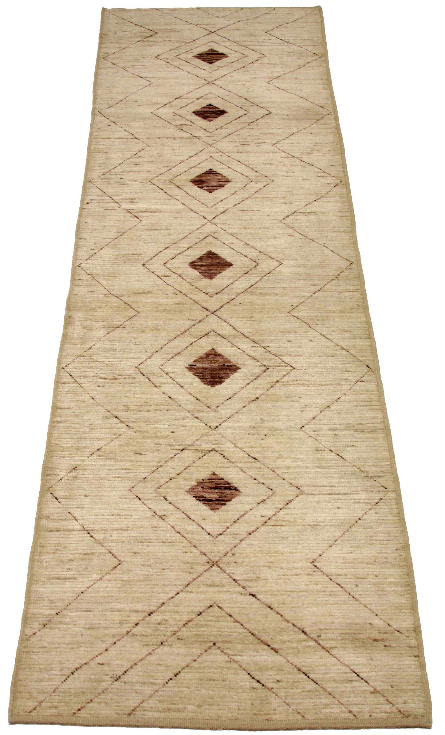 Découvrez l'élégance du tapis d'Afghanistan à motifs marocains de Circa 1990. Conçu avec de la laine et du Design/One, ce design exclusif est parfait pour mettre en valeur votre espace.