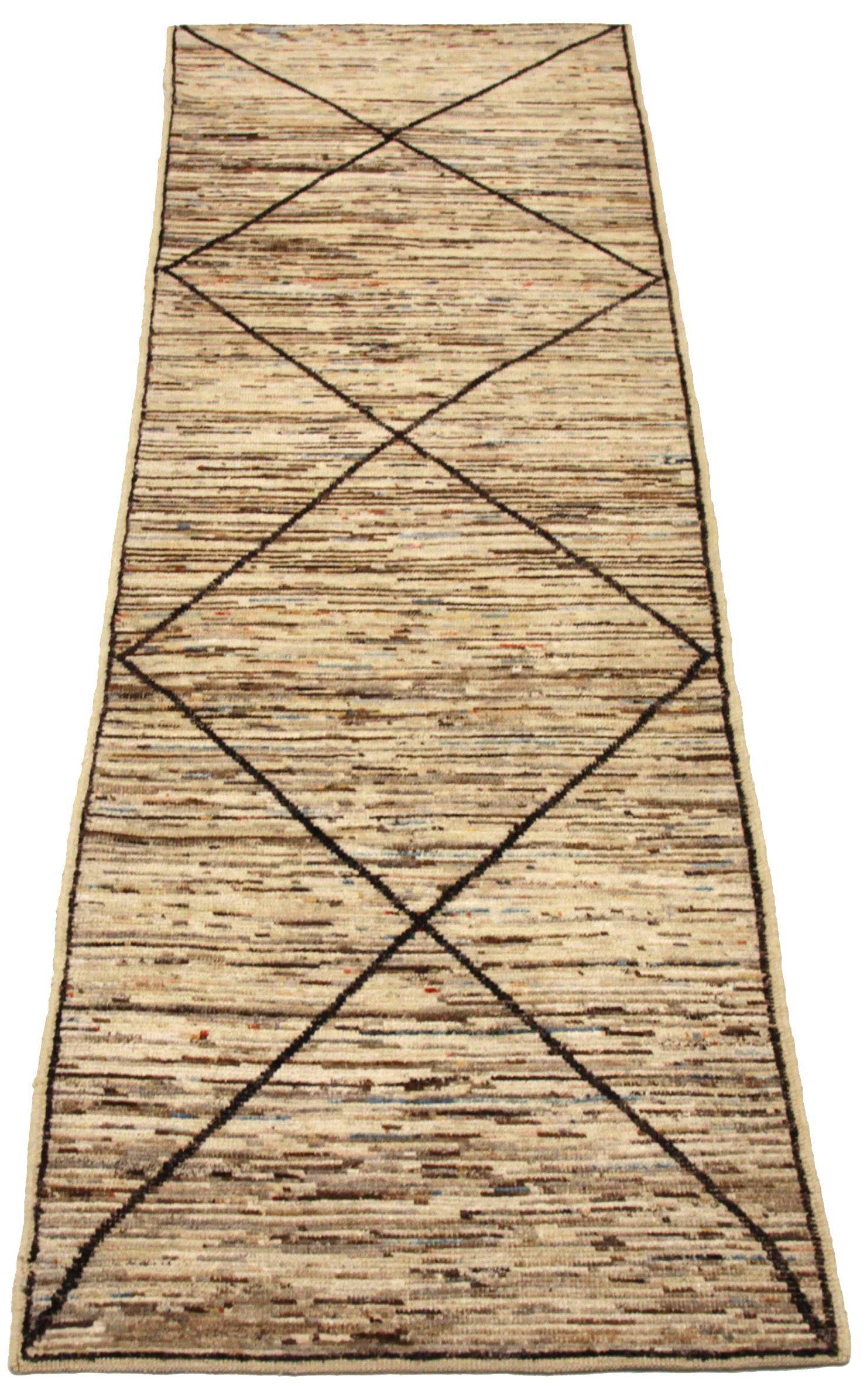 Scopri l'eleganza dell'Afghanistan Moroccan featuring Runner Rug di CIRCA 1990. Progettato in lana e marrone-avorio, questo design esclusivo è perfetto per valorizzare il tuo spazio.