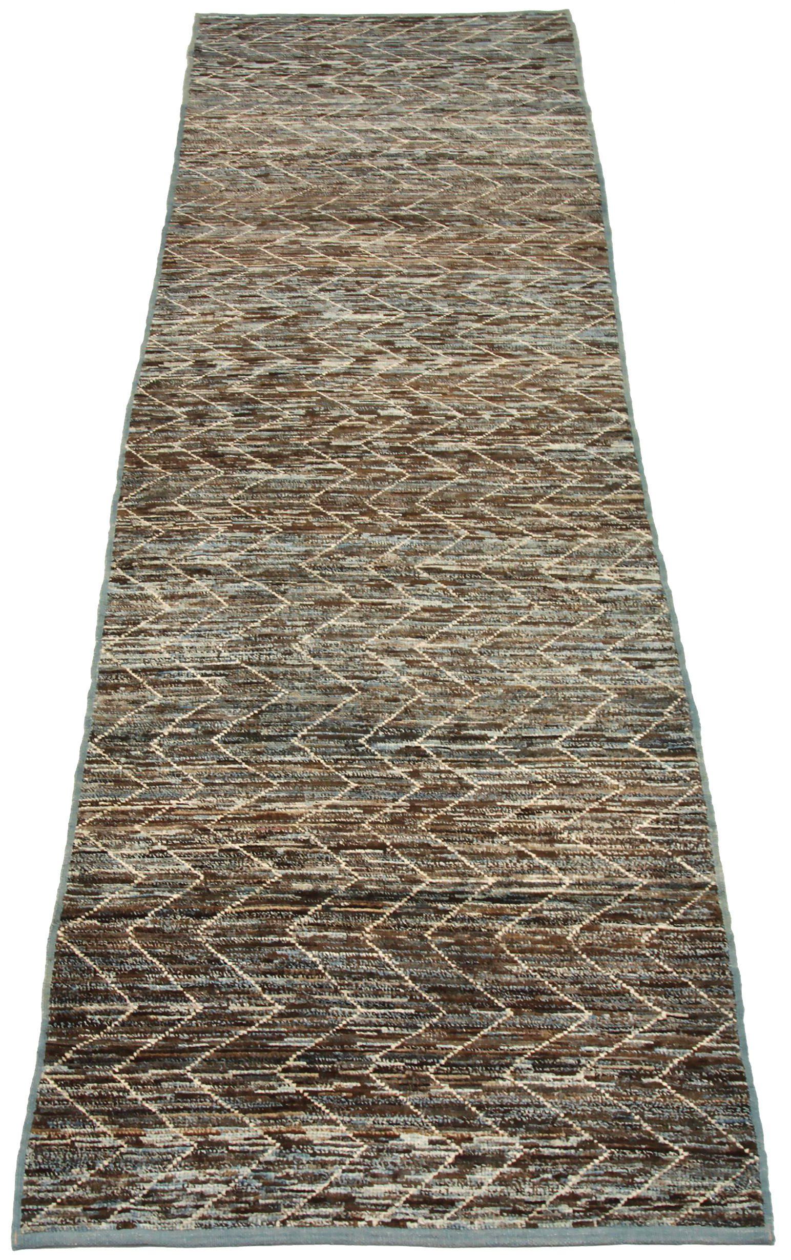 Scopri l'eleganza dell'Afghanistan Moroccan featuring Runner Rug di CIRCA 1990. Progettato in lana e marrone-avorio, questo design esclusivo è perfetto per valorizzare il tuo spazio.