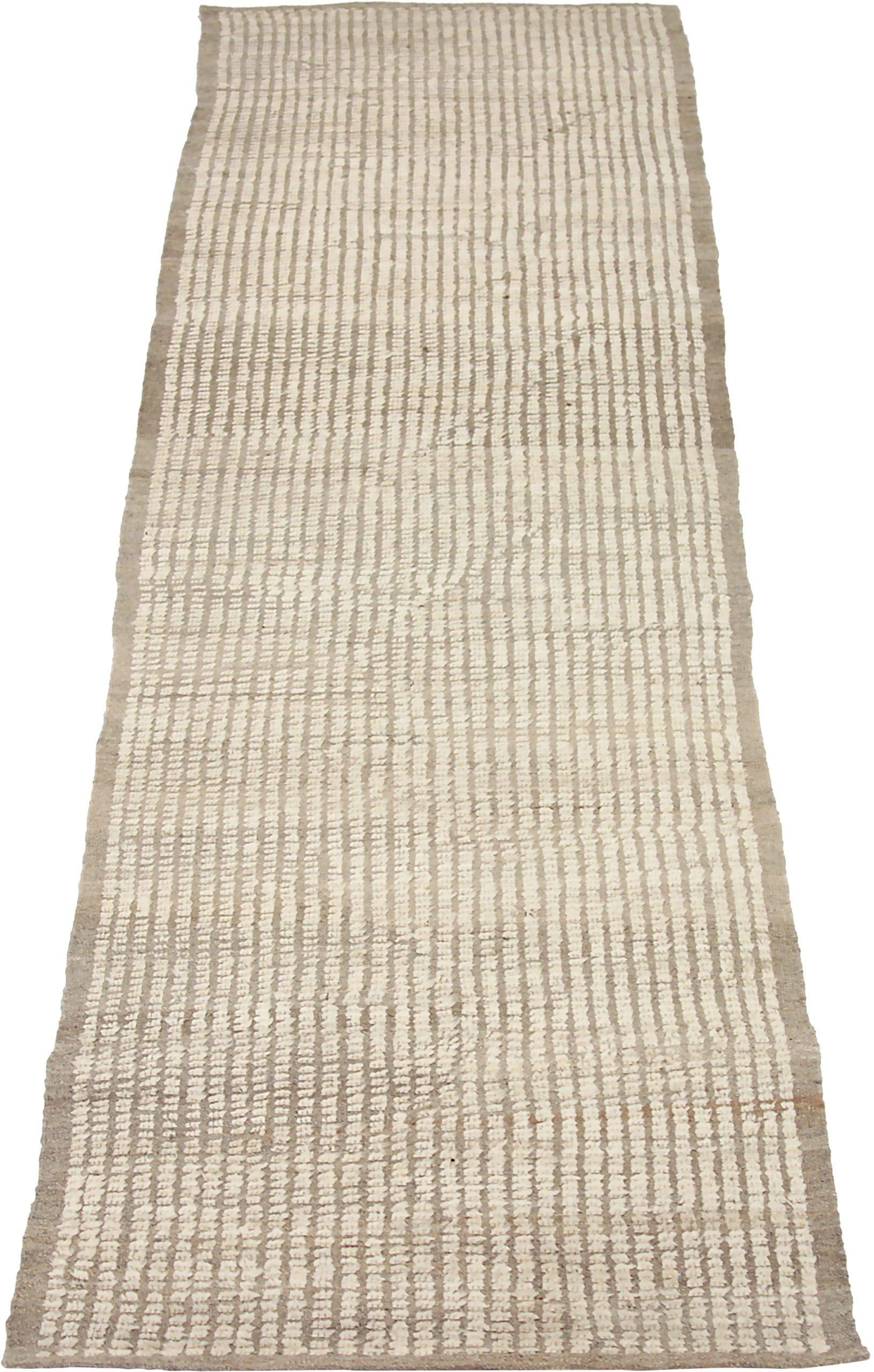 Entdecken Sie die Eleganz des marokkanischen Afghanistans mit dem Läufer von CIRCA 1990. Dieses exklusive Design aus Wolle und Braun-Elfenbein ist perfekt, um Ihren Raum zu verschönern.