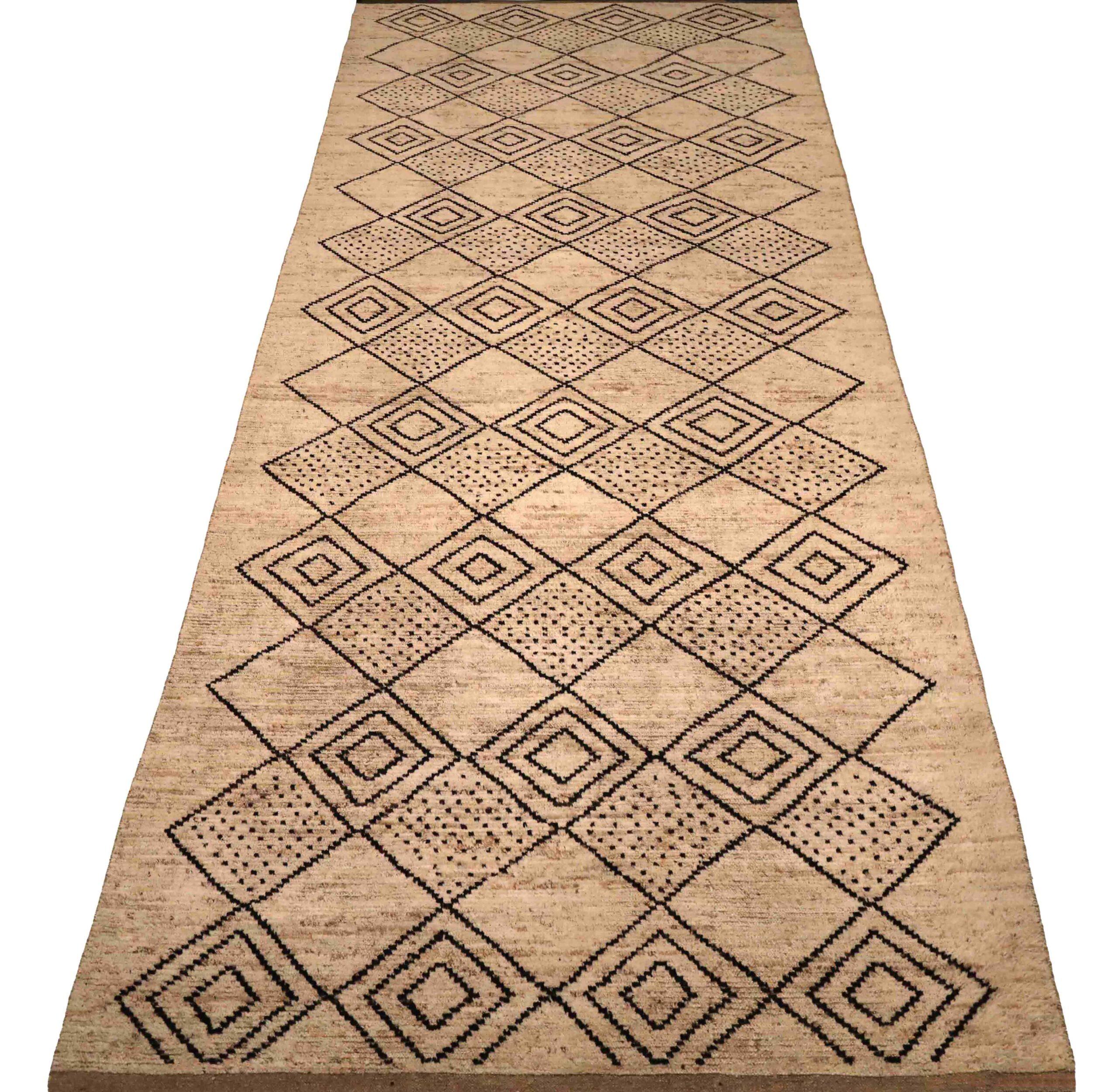 Scopri l'eleganza dell'Afghanistan Moroccan featuring Runner Rug di CIRCA 1990. Progettato in lana e marrone-avorio, questo design esclusivo è perfetto per valorizzare il tuo spazio.