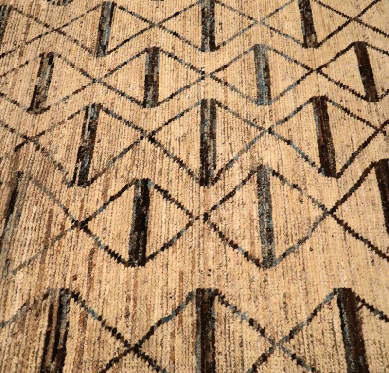 Entdecken Sie die Eleganz des marokkanischen Afghanistans mit dem Läufer von CIRCA 1990. Dieses exklusive Design aus Wolle und Braun-Elfenbein ist perfekt, um Ihren Raum zu verschönern.