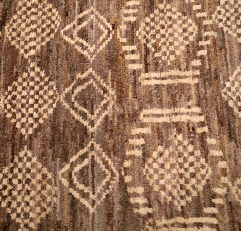 Découvrez l'élégance du tapis d'Afghanistan à motifs marocains de Circa 1990. Conçu avec de la laine et du Design/One, ce design exclusif est parfait pour mettre en valeur votre espace.