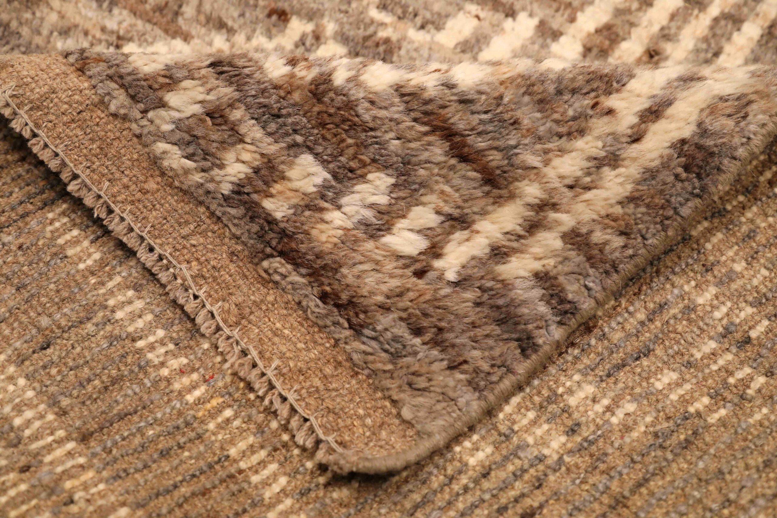 20ième siècle Tapis de course marocain Afghanistan - Laine Brown Design/One - 96367 en vente