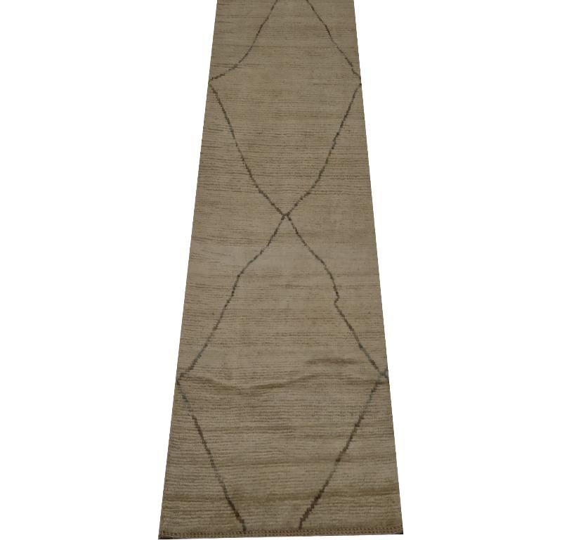 Scopri l'eleganza dell'Afghanistan Moroccan featuring Runner Rug di CIRCA 1990. Progettato in lana e marrone-avorio, questo design esclusivo è perfetto per valorizzare il tuo spazio.