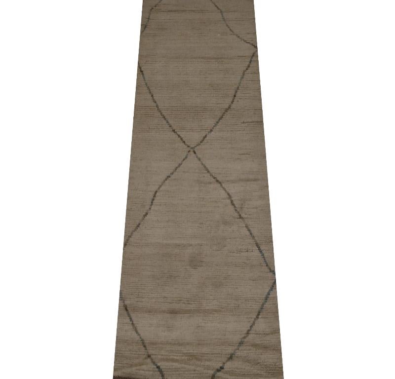 Scopri l'eleganza dell'Afghanistan Moroccan featuring Runner Rug di CIRCA 1990. Progettato in lana e marrone-avorio, questo design esclusivo è perfetto per valorizzare il tuo spazio.