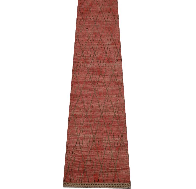 Descubre la elegancia de la alfombra de corredor marroquí Afganistán de Circa 1990. Diseñado con lana y BrownPinkRed, este diseño exclusivo es perfecto para realzar tu espacio.