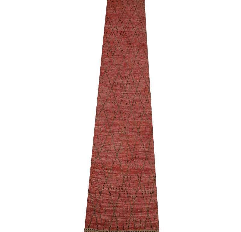 Découvrez l'élégance du tapis d'Afghanistan à motifs marocains de Circa 1990. Conçu avec de la laine et du BrownPinkRed, ce design exclusif est parfait pour mettre en valeur votre espace.