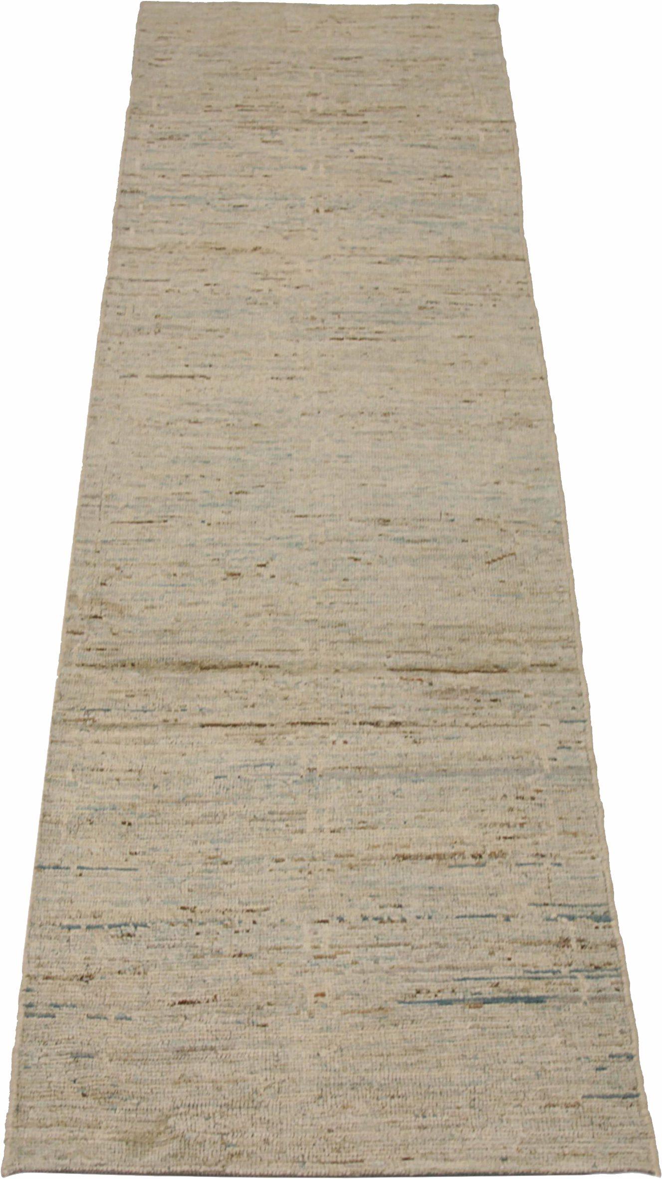 Entdecken Sie die Eleganz des marokkanischen Afghanistans mit dem Läufer von CIRCA 1990. Dieses exklusive Design aus Wolle und Elfenbein ist perfekt, um Ihren Raum zu verschönern.