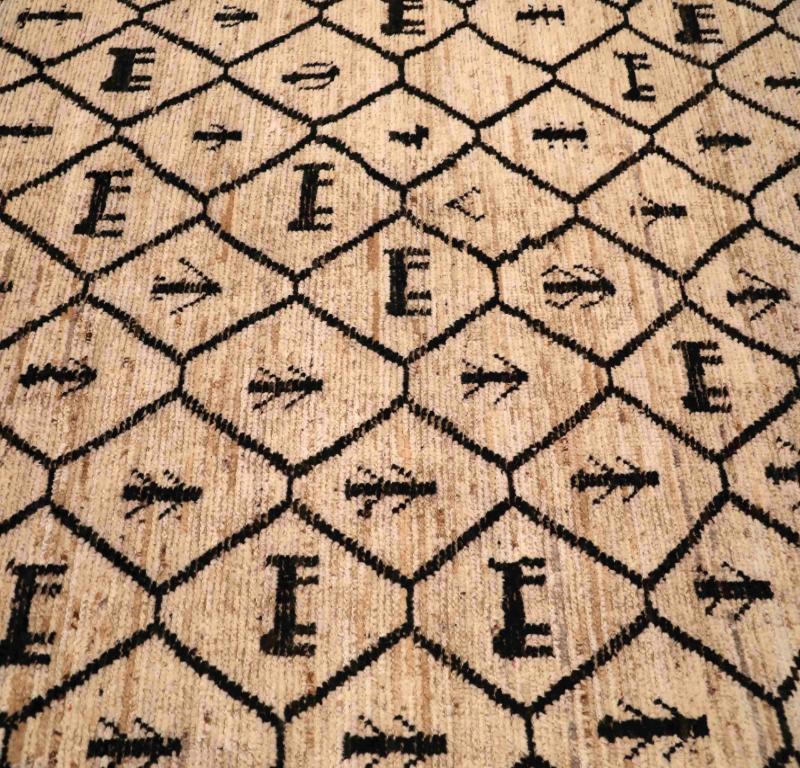 Entdecken Sie die Eleganz des marokkanischen Afghanistans mit dem Läufer von CIRCA 1990. Dieses exklusive Design aus Wolle und Elfenbein ist perfekt, um Ihren Raum zu verschönern.
