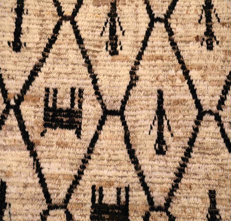 Marokkanischer Afghanistan-Läufer aus Wolle – elfenbeinfarbenes Design – 96364 (Stammeskunst) im Angebot