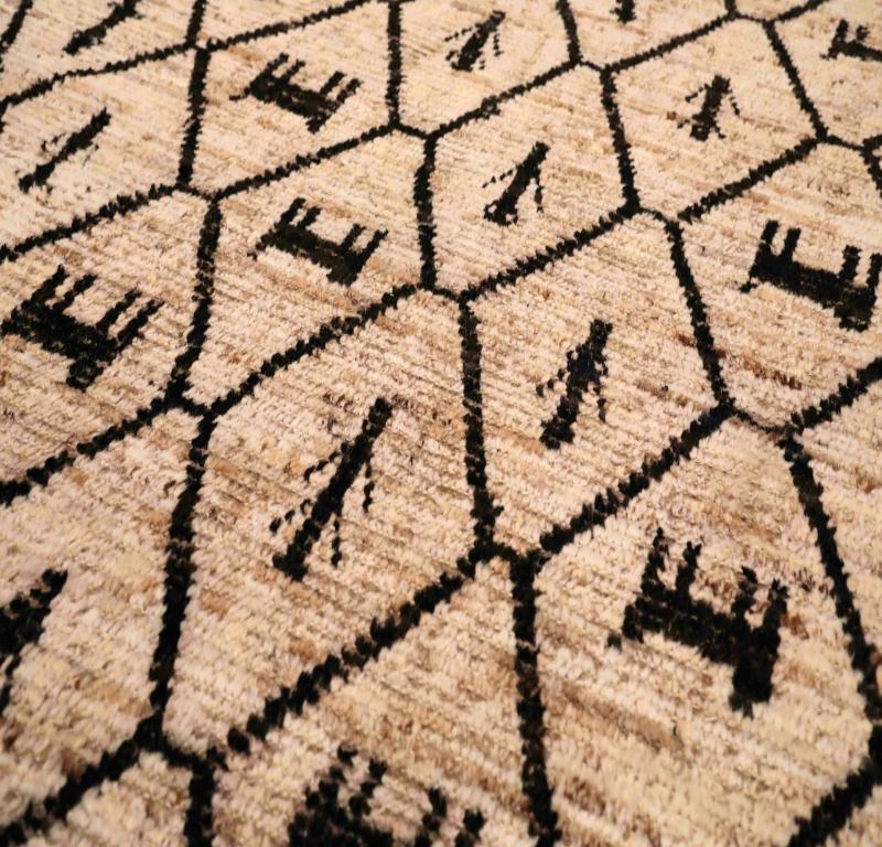 Marokkanischer Afghanistan-Läufer aus Wolle – elfenbeinfarbenes Design – 96364 (Afghanisch) im Angebot