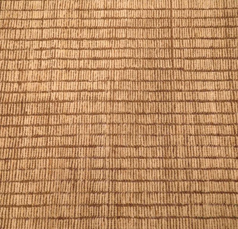 Entdecken Sie die Eleganz des marokkanischen Afghanistans mit dem Läufer von CIRCA 1990. Dieses exklusive Design aus Wolle und Elfenbein ist perfekt, um Ihren Raum zu verschönern.