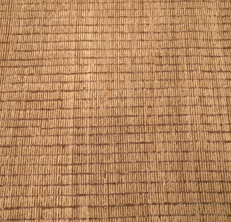 Entdecken Sie die Eleganz des marokkanischen Afghanistans mit dem Läufer von CIRCA 1990. Dieses exklusive Design aus Wolle und Elfenbein ist perfekt, um Ihren Raum zu verschönern.