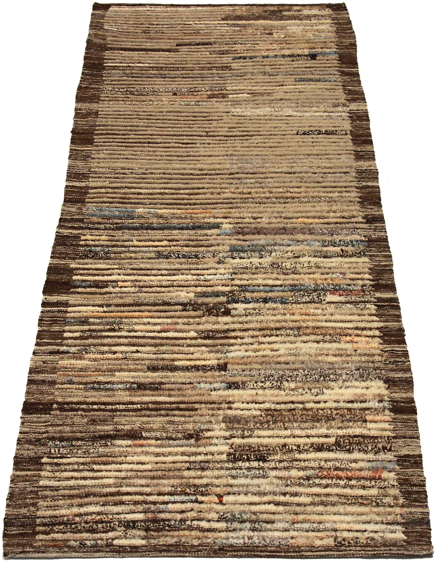Entdecken Sie die Eleganz des marokkanischen Afghanistans mit dem kleinen Teppich von CIRCA 1990. Dieses exklusive Design aus Wolle und Braun-Elfenbein ist perfekt, um Ihren Raum zu verschönern.