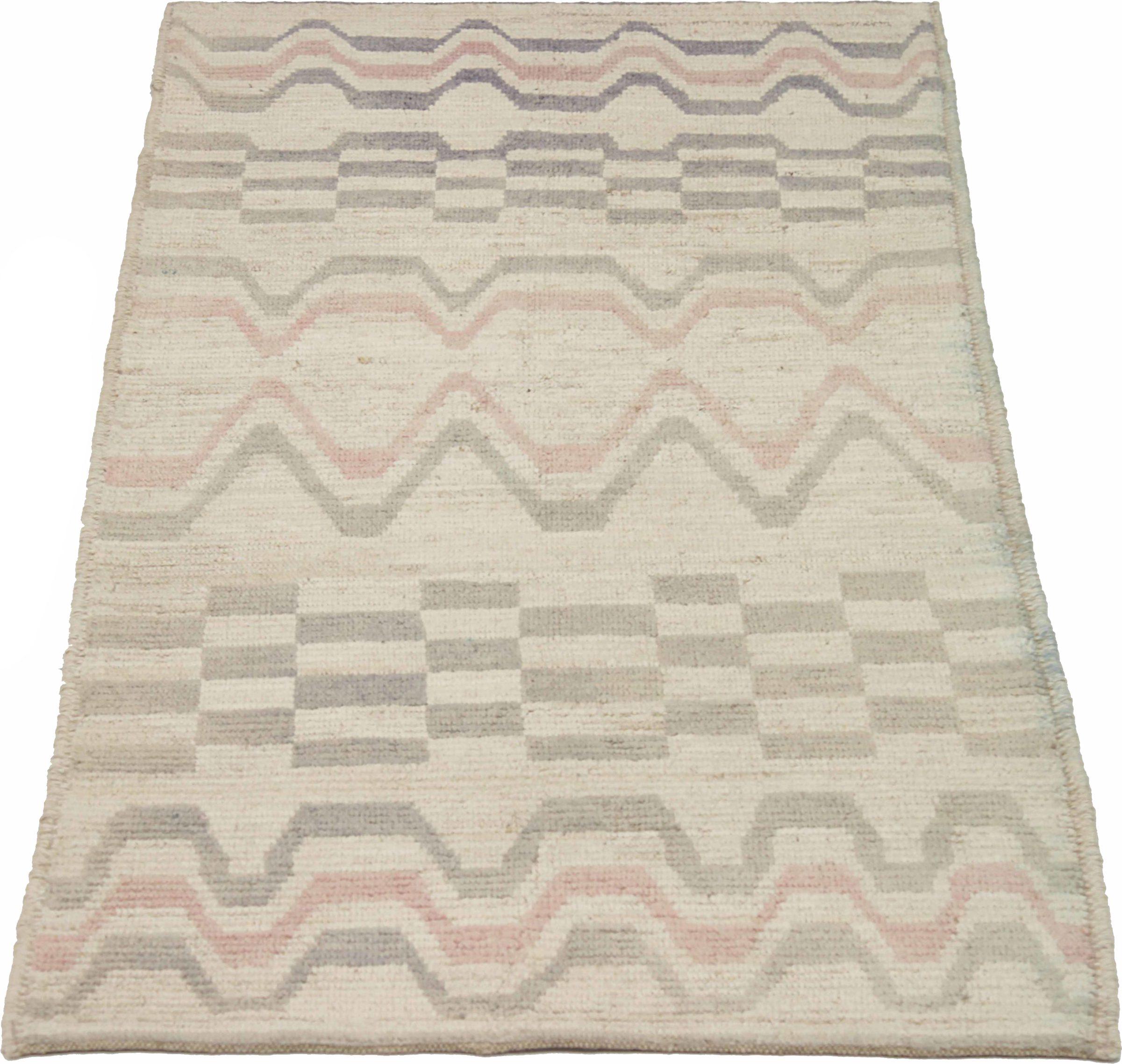 Entdecken Sie die Eleganz des marokkanischen Afghanistans mit dem kleinen Teppich von CIRCA 1990. Dieses exklusive Design aus Wolle und GrayIvoryPink ist perfekt, um Ihren Raum zu verschönern.