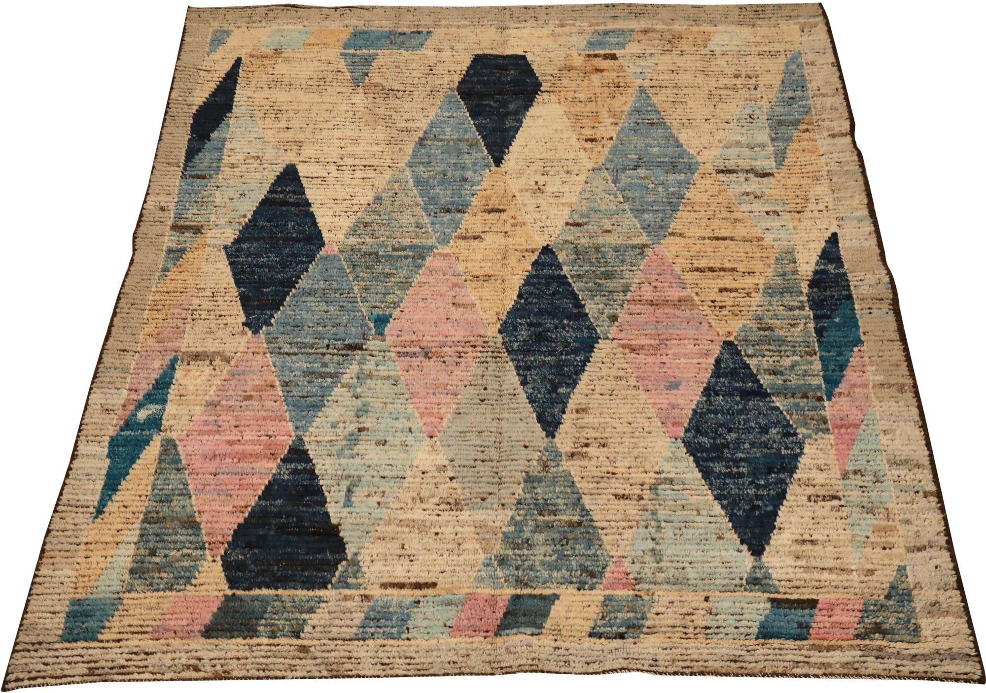 Entdecken Sie die Eleganz des marokkanischen Afghanistans mit dem kleinen Teppich von CIRCA 1990. Dieses exklusive Design aus Wolle in den Farben BlauElfenbeinMarineblauRosaGelb ist perfekt, um Ihren Raum zu verschönern.