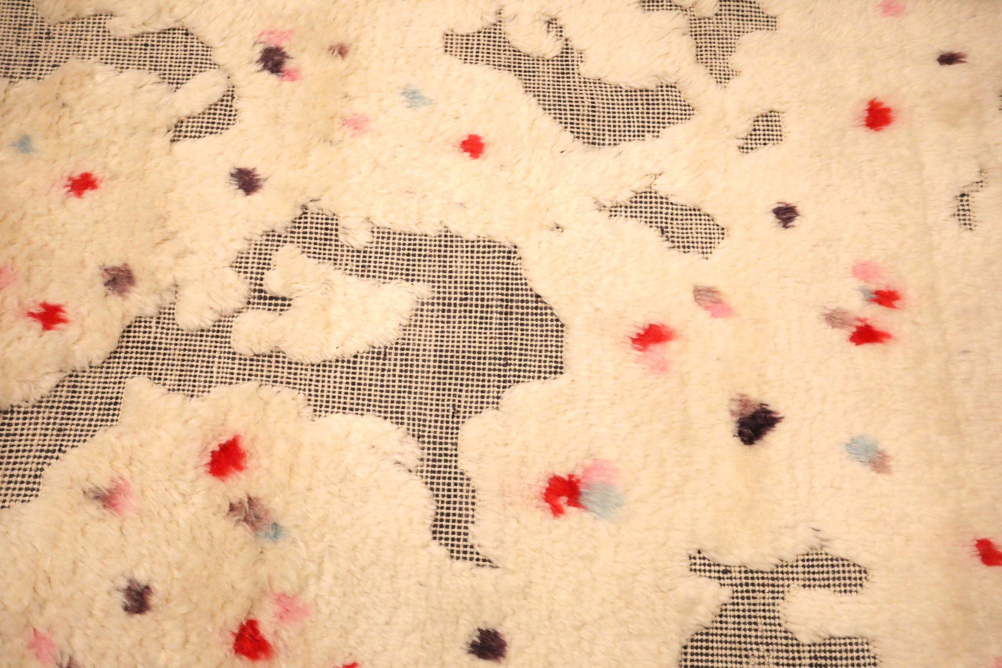 Entdecken Sie die Eleganz des marokkanischen Afghanistans mit dem kleinen Teppich von CIRCA 1990. Dieses exklusive Design aus Wolle und Elfenbeinrot ist perfekt, um Ihren Raum zu verschönern.