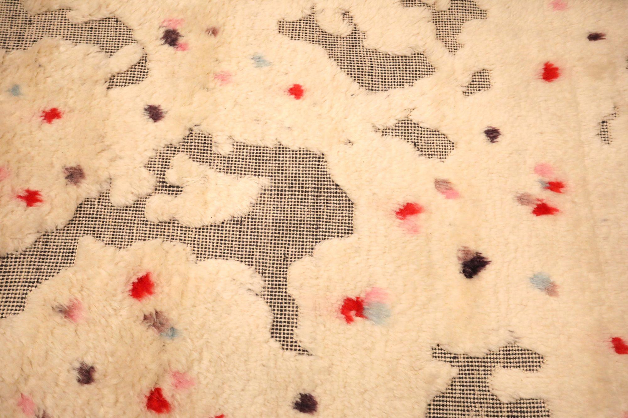 Entdecken Sie die Eleganz des marokkanischen Afghanistans mit dem kleinen Teppich von CIRCA 1990. Dieses exklusive Design aus Wolle und Elfenbeinrot ist perfekt, um Ihren Raum zu verschönern.