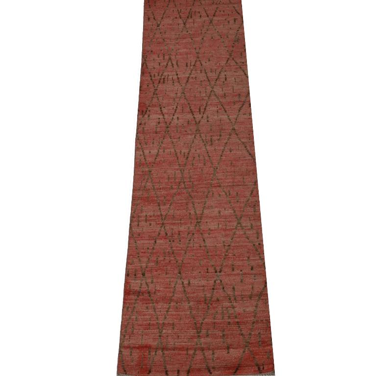 Entdecken Sie die Eleganz des marokkanischen Afghanistans mit seiner wunderschönen Handwerkskunst aus der Zeit um 1990. Dieses exklusive Design aus Wolle und BrownPinkRed ist perfekt, um Ihren Raum zu verschönern.