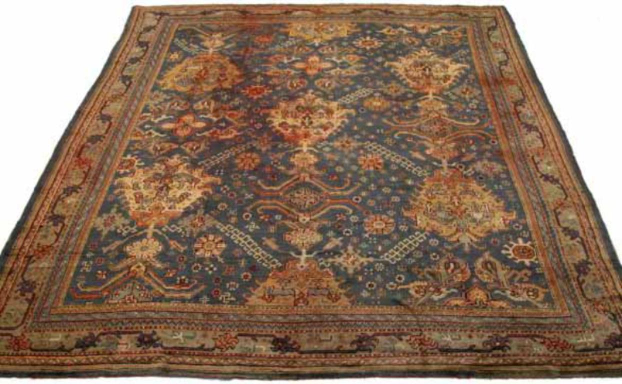 Découvrez l'élégance des tapis d'Afghanistan Oushak de Circa 1880. Conçu avec de la laine et de l'ivoireBleu marineJaune rouge, ce design exclusif est parfait pour mettre en valeur votre espace.