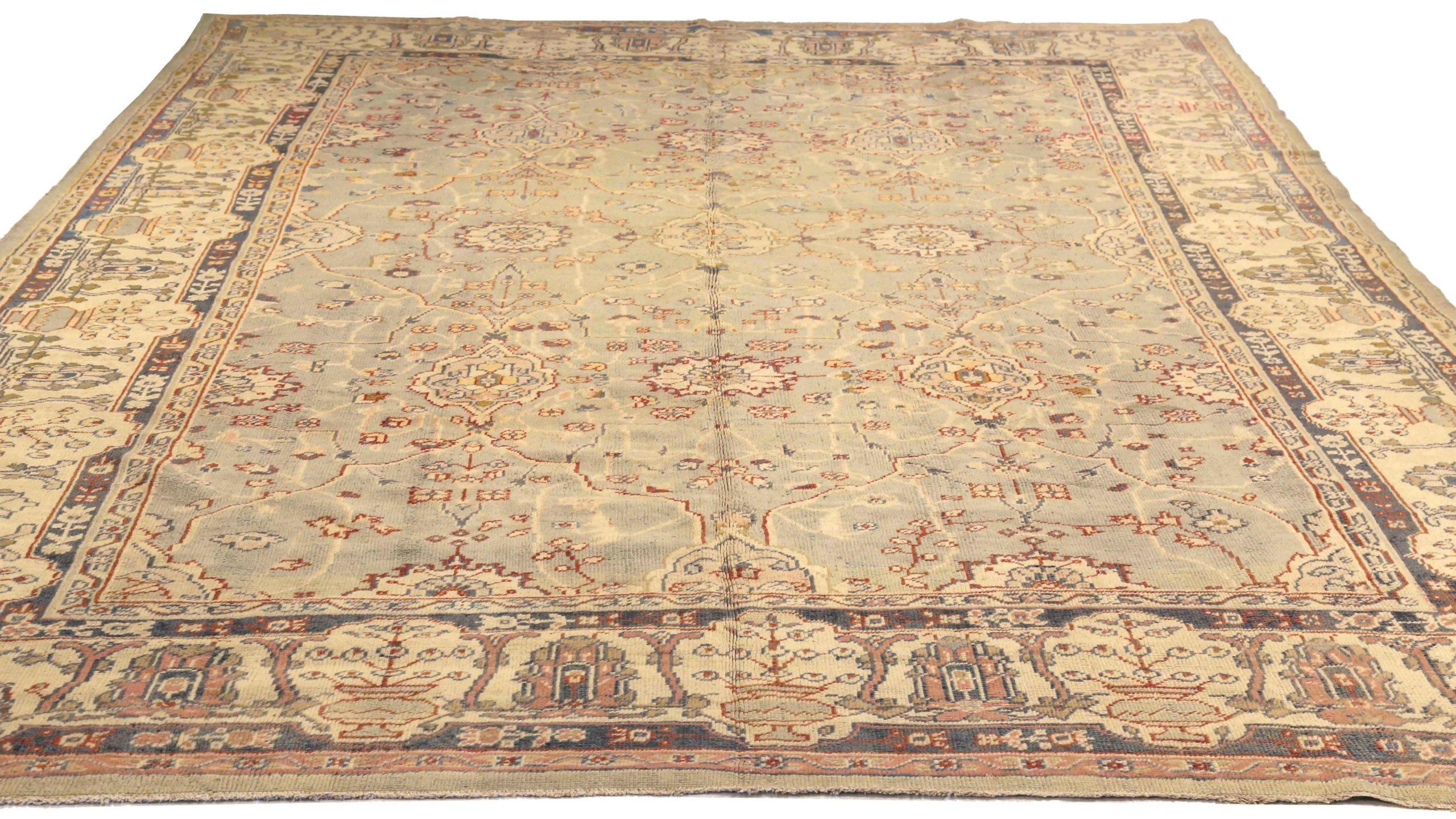 Entdecken Sie die Eleganz von Afghanistan Oushak mit Teppichen von Circa 1910. Dieses exklusive Design aus Wolle und BlauBraunElfenbein ist perfekt, um Ihren Raum zu verschönern.