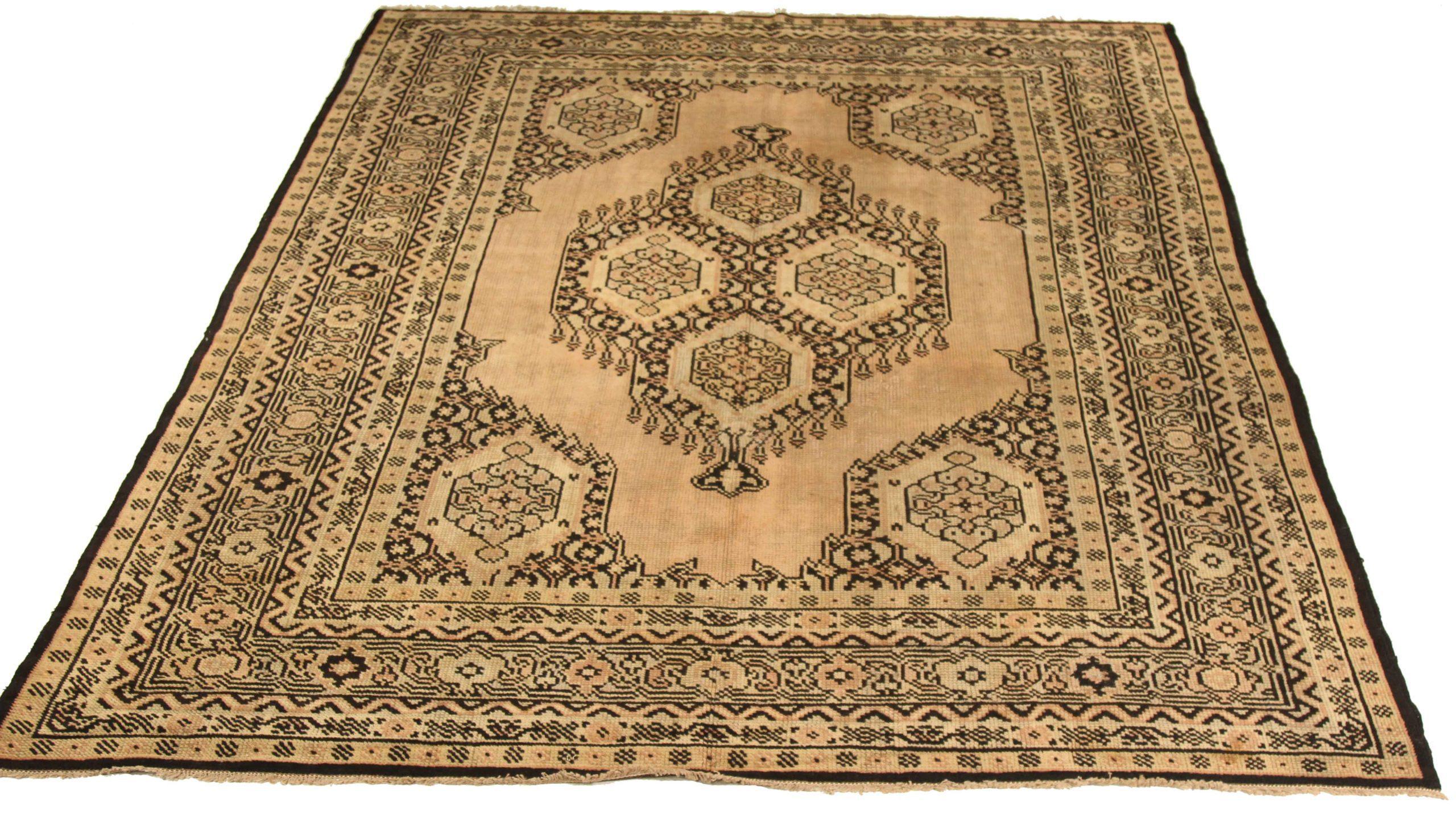 Scopri l'eleganza dell'Afghanistan Oushak con i tappeti per l'area CIRCA del 1910. Progettato in lana e marrone-avorio, questo design esclusivo è perfetto per valorizzare il tuo spazio.