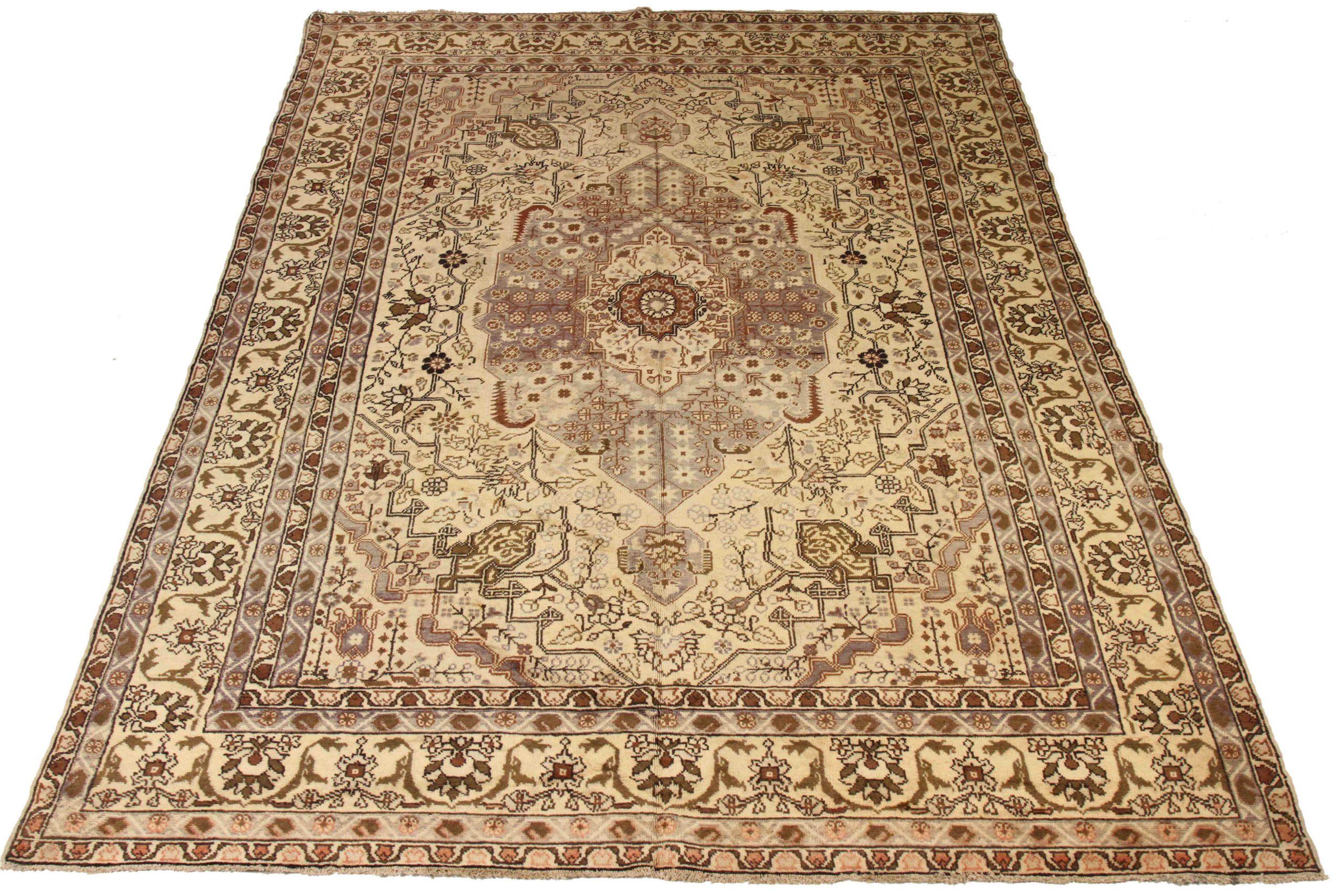 Entdecken Sie die Eleganz von Afghanistan Oushak mit Teppichen von Circa 1910. Dieses exklusive Design aus Wolle und GreenIvoryRed ist perfekt, um Ihren Raum zu verschönern.