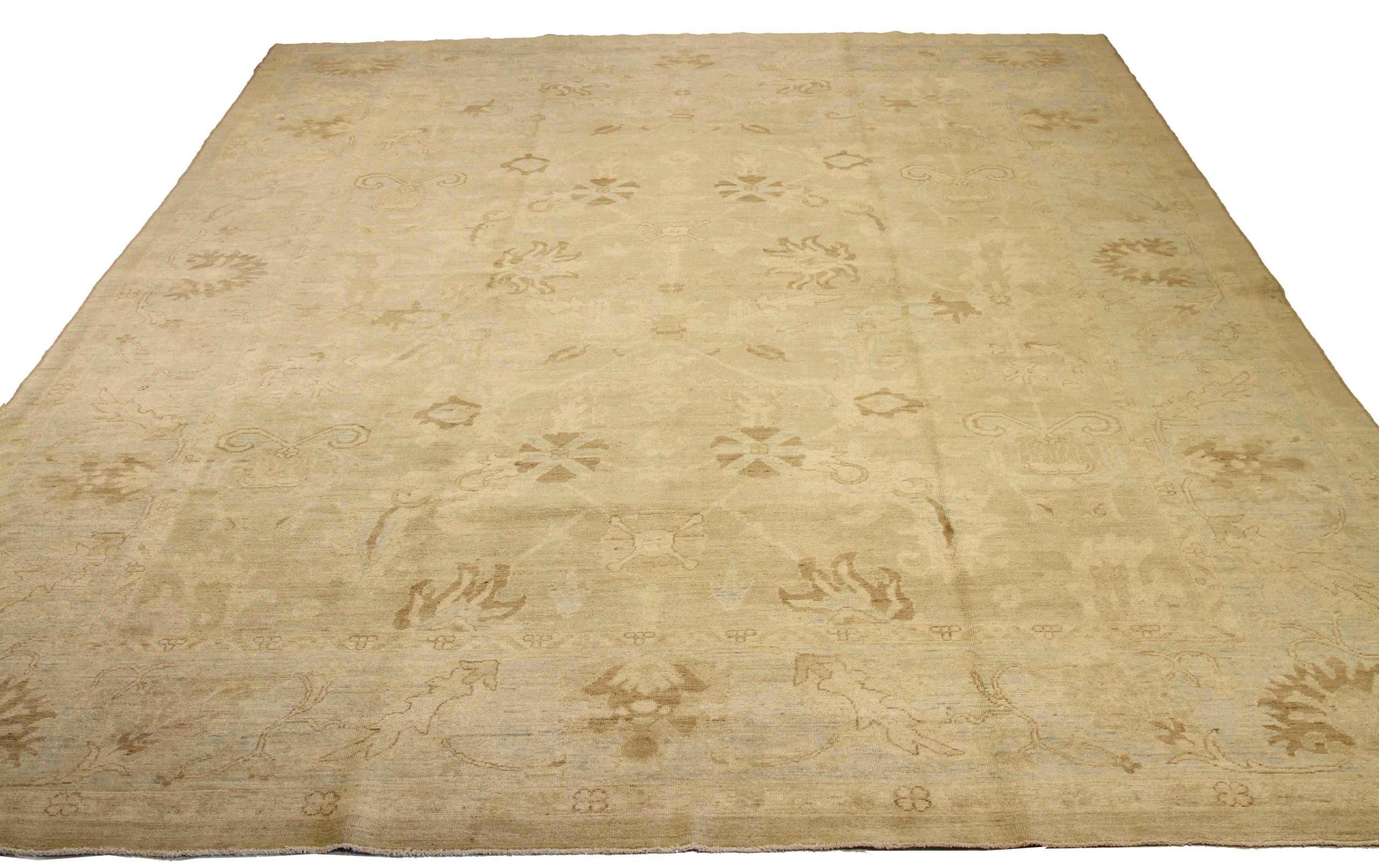 Découvrez l'élégance des tapis d'Afghanistan Oushak de Circa 1990. Conçu avec une attention méticuleuse aux détails, ce design exclusif est parfait pour mettre en valeur votre espace.