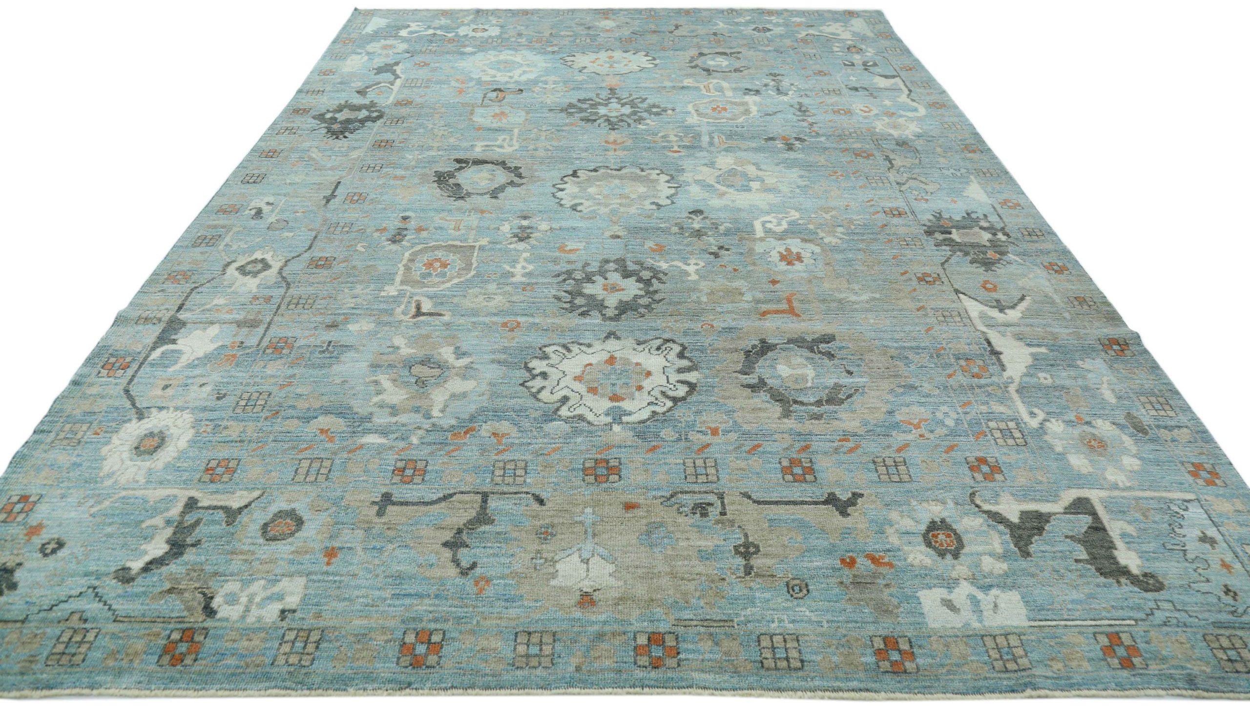 Scopri l'eleganza dell'Afghanistan Oushak con i tappeti per l'area CIRCA del 1990. Progettato con lana e nero-blu-avorio, questo design esclusivo è perfetto per valorizzare il tuo spazio.