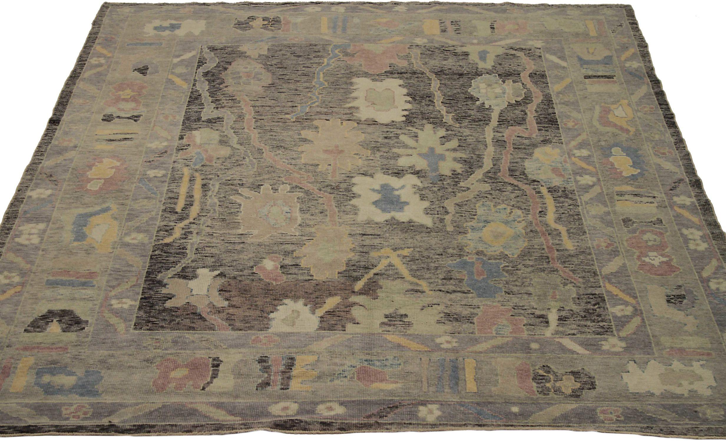 Découvrez l'élégance des tapis d'Afghanistan Oushak de Circa 1990. Conçu avec de la Laine et du BleuBrunIvoireJauneRose, ce design exclusif est parfait pour mettre en valeur votre espace.