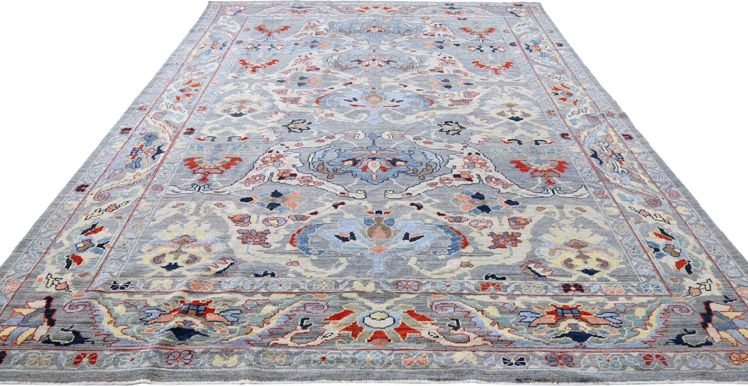 Descubre la elegancia de las alfombras Oushak de Afganistán de Circa 1990. Diseñado con Lana y AzulMarfilRojo, este diseño exclusivo es perfecto para realzar tu espacio.