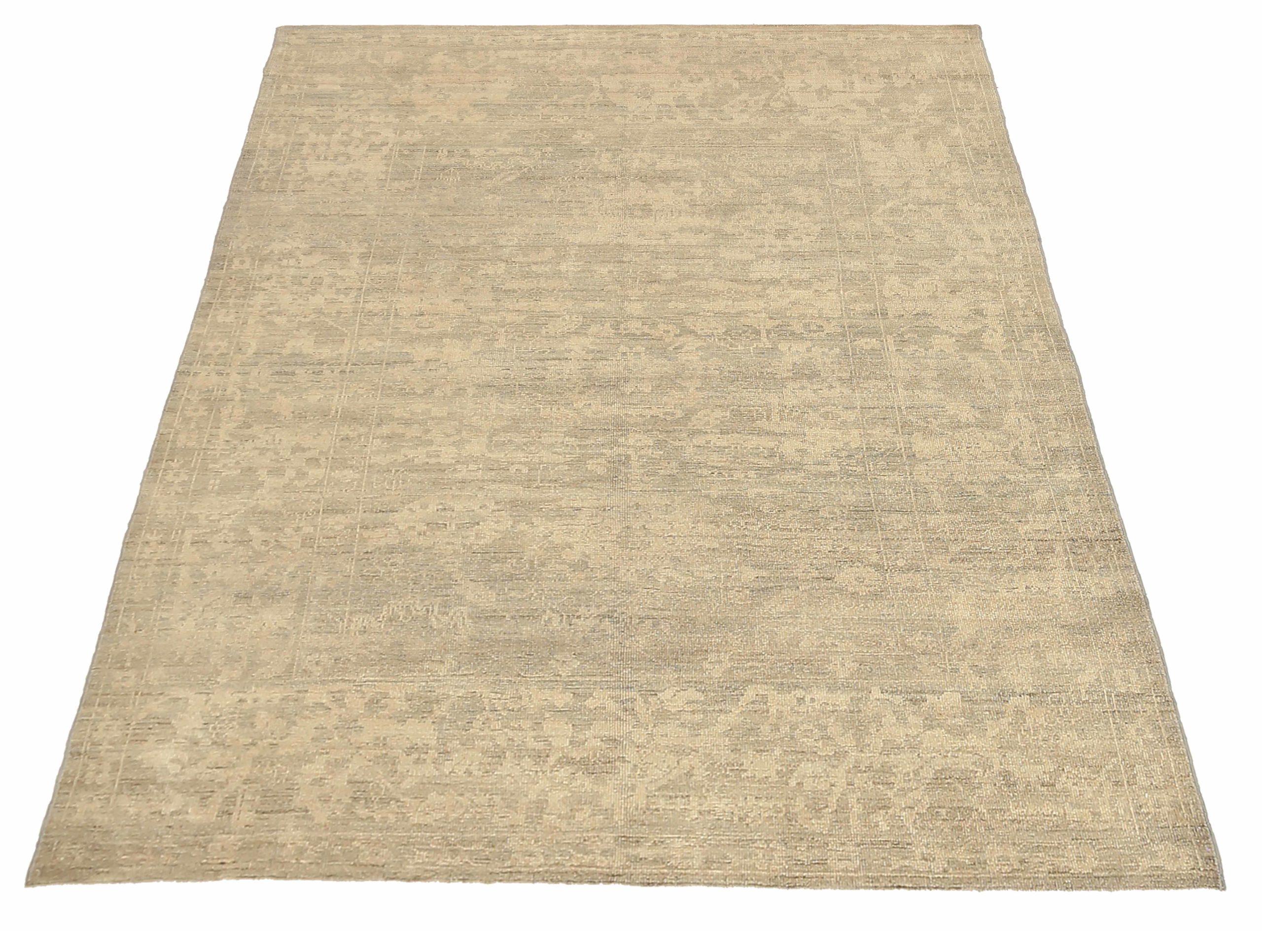 Entdecken Sie die Eleganz von Afghanistan Oushak mit Teppichen von Circa 1990. Dieses exklusive Design aus Wolle und IvoryTaupe ist perfekt, um Ihren Raum zu verschönern.