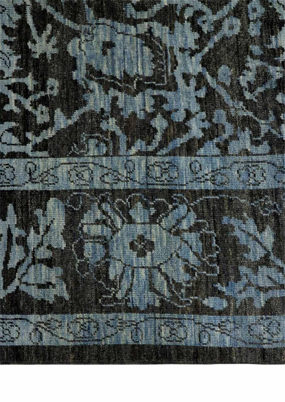 Descubre la elegancia de las alfombras Oushak de Afganistán de Circa 1990. Diseñado con lana y BlueBrown, este diseño exclusivo es perfecto para realzar tu espacio.