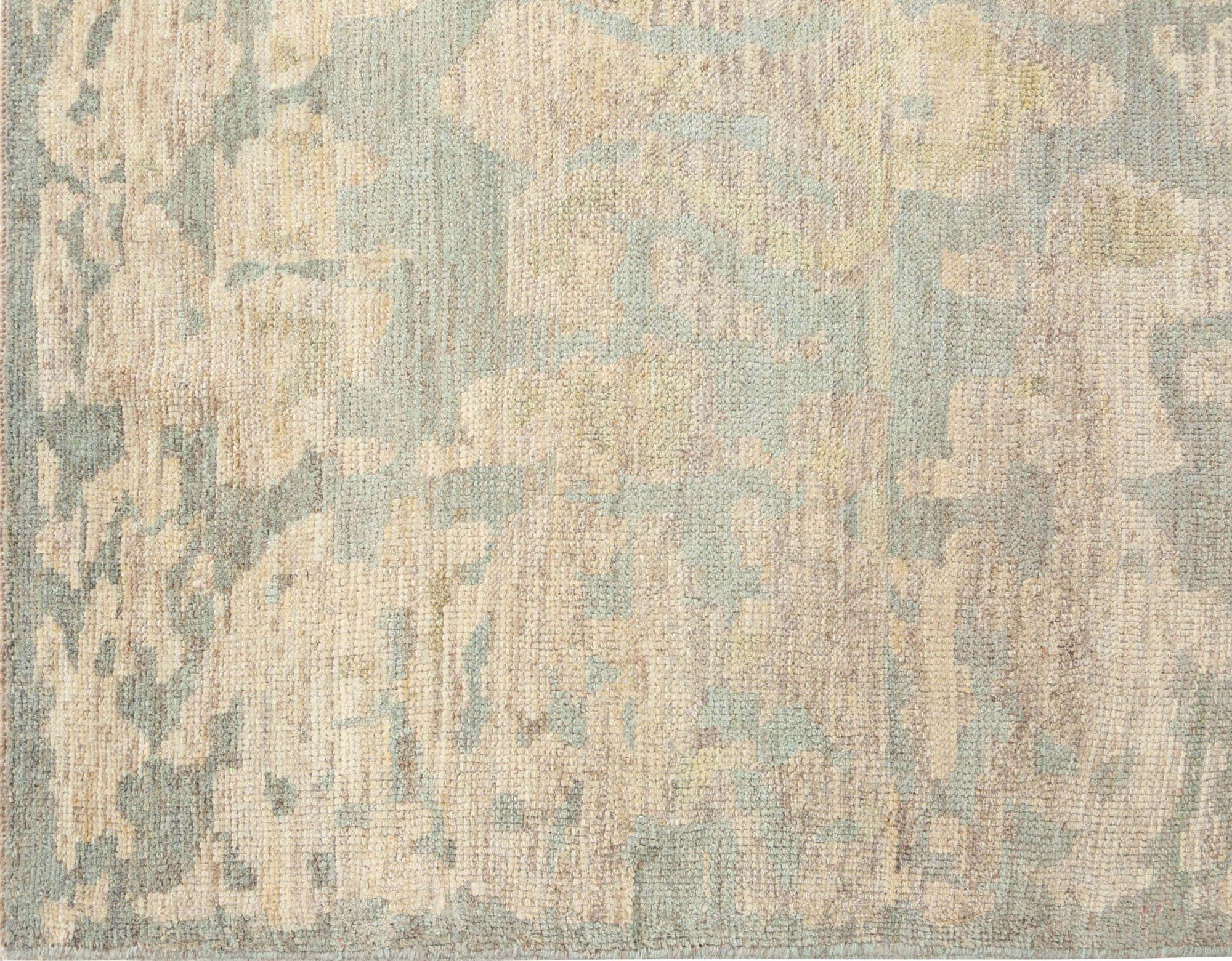 Découvrez l'élégance des tapis d'Afghanistan Oushak de Circa 1990. Conçu avec de la laine et du BlueBrownIvory, ce design exclusif est parfait pour mettre en valeur votre espace.