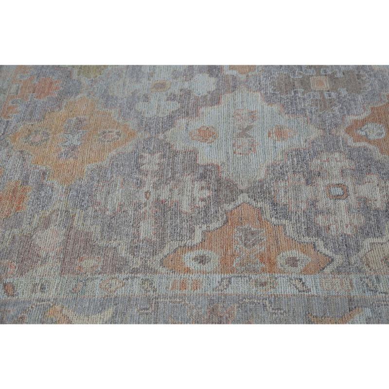 Découvrez l'élégance des tapis d'Afghanistan Oushak de Circa 1990. Conçu avec de la laine et BlueBrownOrange, ce design exclusif est parfait pour mettre en valeur votre espace.
